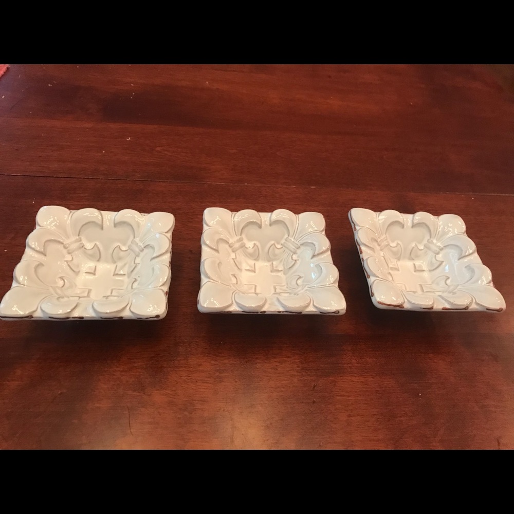 Rare Fleur de lis MUD PIE finger bowls.